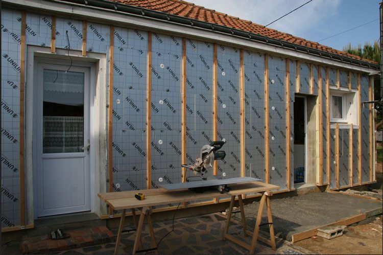 Maison subissant des travaux d'isolation extérieure