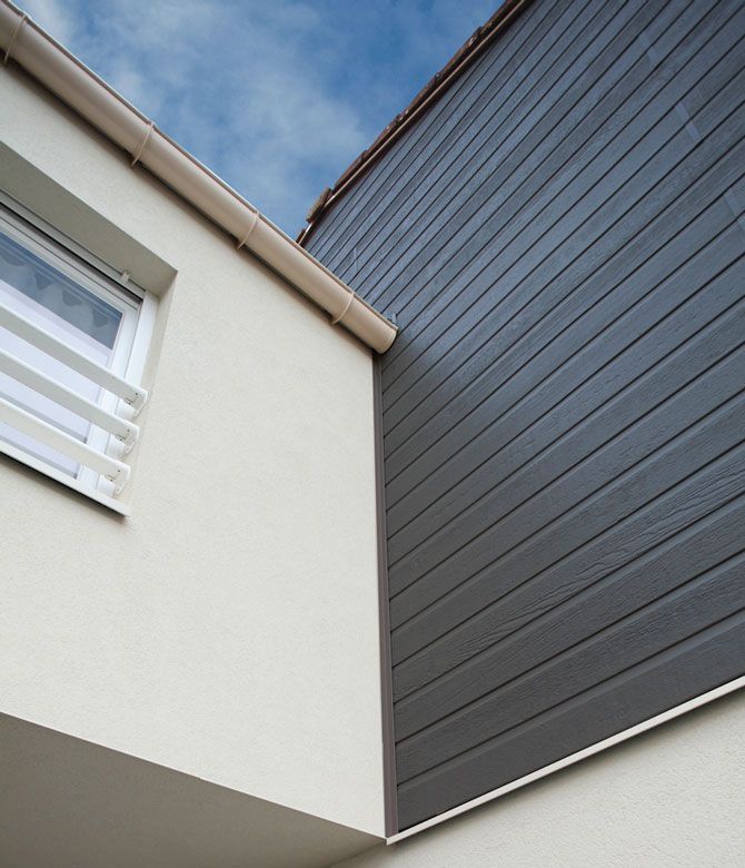 Gors plan d'un bardage sombre sur une portion de maison