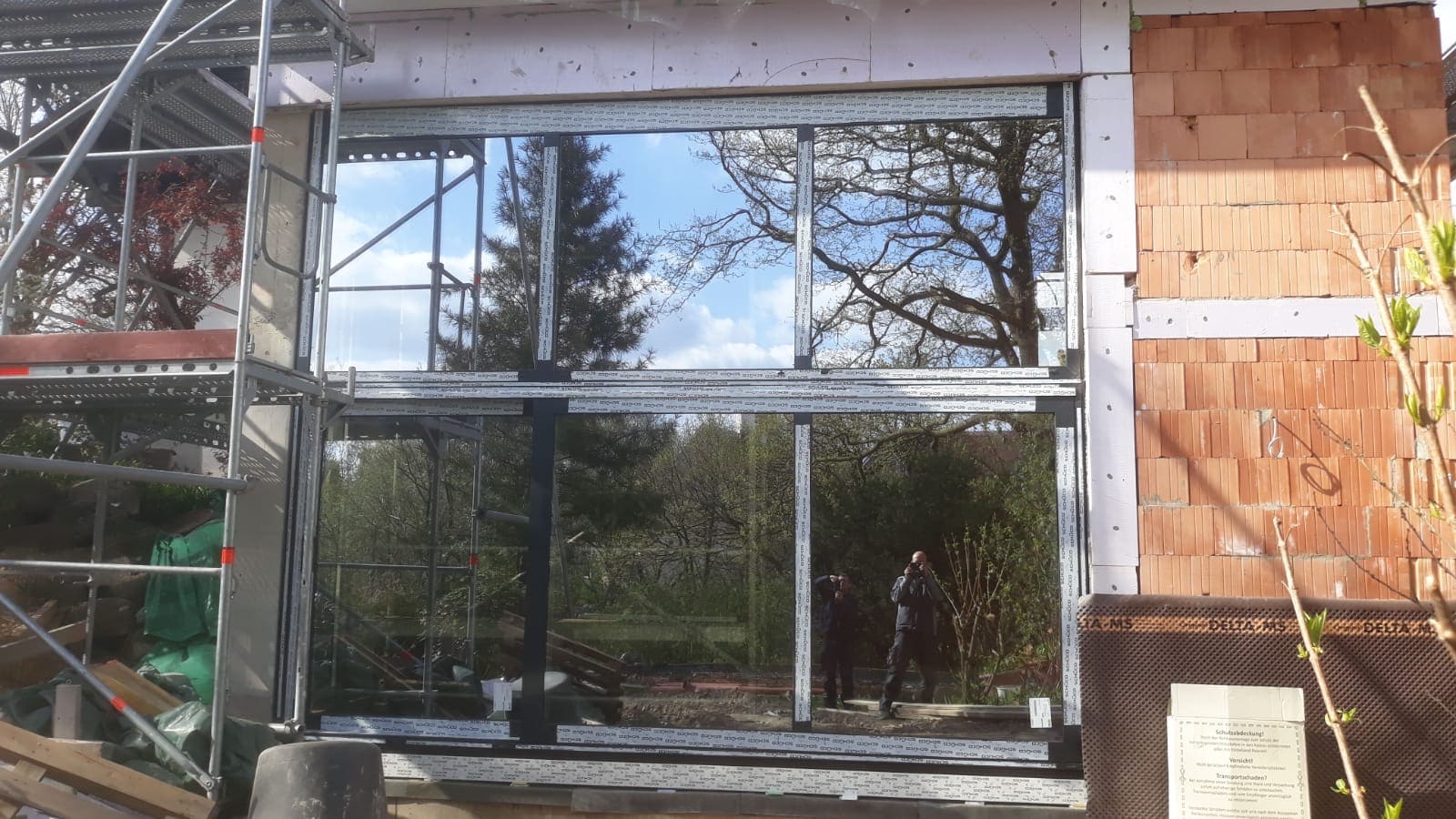 Baustelle mit Fensterfront