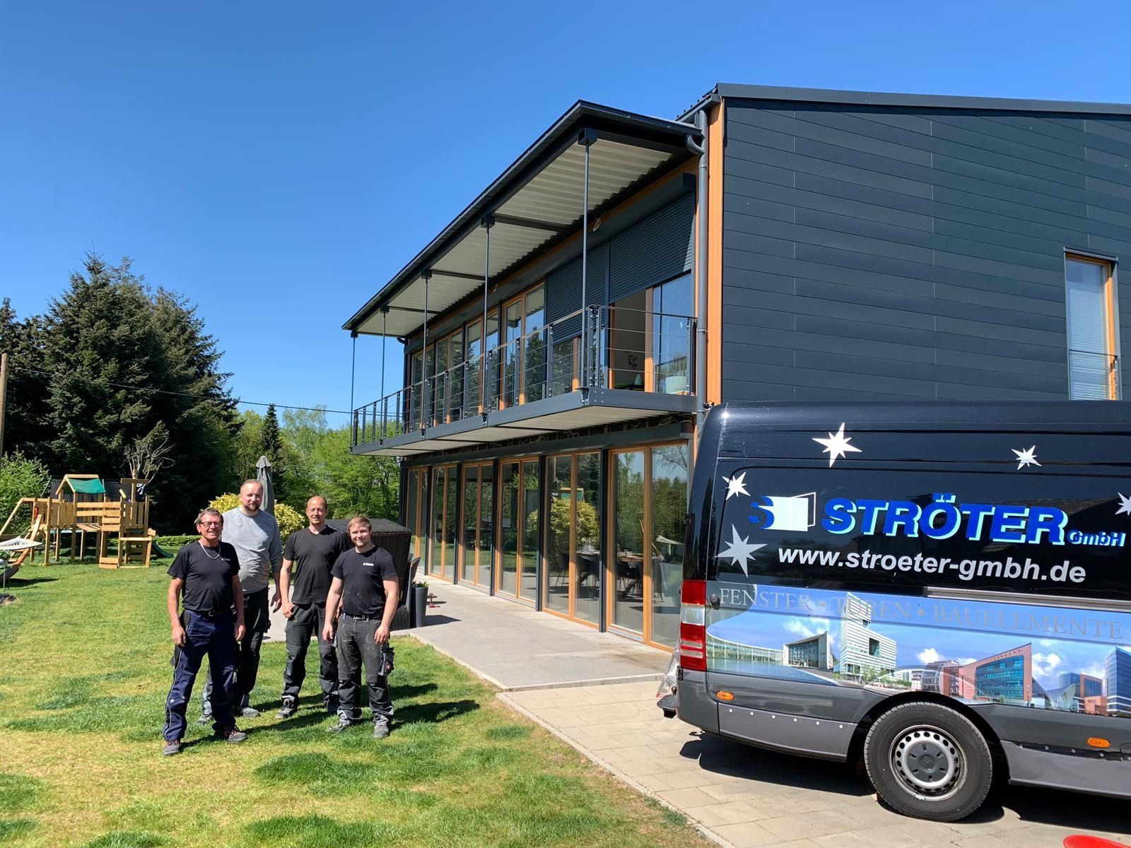Team und Van von Ströter GmbH vor einem Gebäude