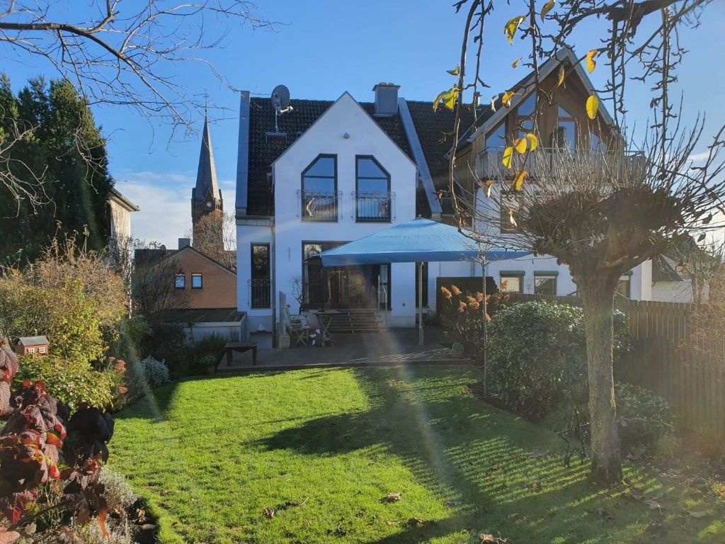 Sonnenschirm vor Haus