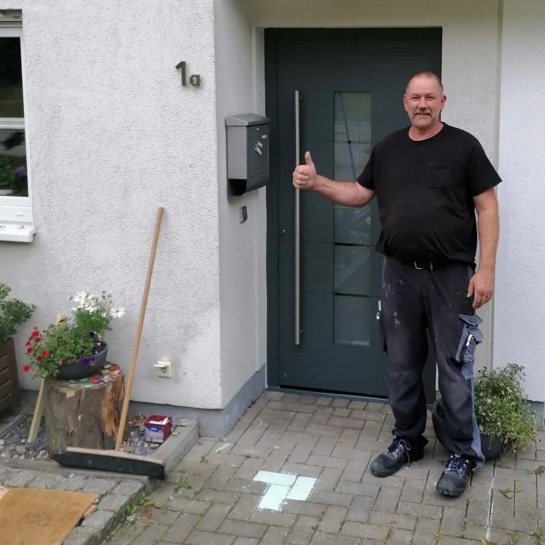 Mitarbeiter vor Hauseingangstür