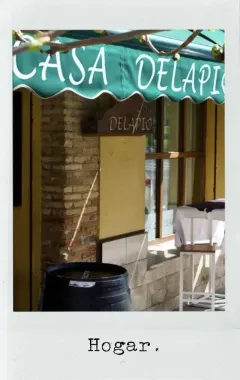 Una foto de un restaurante llamado Casa Delapio.