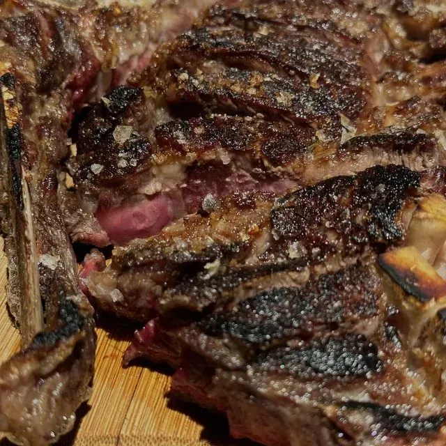 Un primer plano de un trozo de carne en una tabla de cortar.