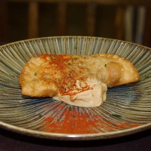 Un primer plano de un plato de comida sobre una mesa.