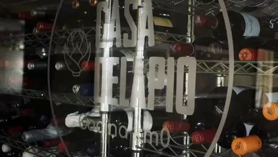 Una puerta de vidrio con la palabra casa elpio en ella
