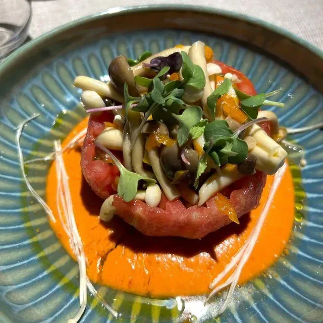 Un primer plano de un plato de comida sobre una mesa.
