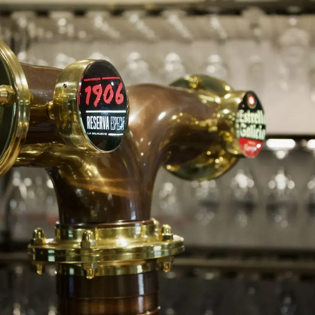 Un grifo de cerveza que dice 1906