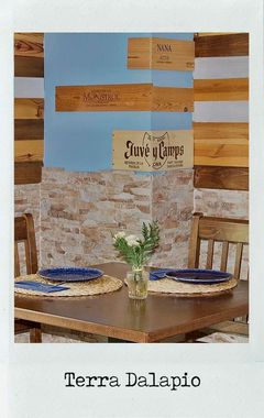 Una foto de un restaurante llamado Casa Delapio.
