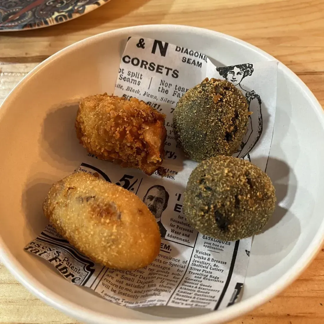 Un tazón de comida con la palabra corsés en él