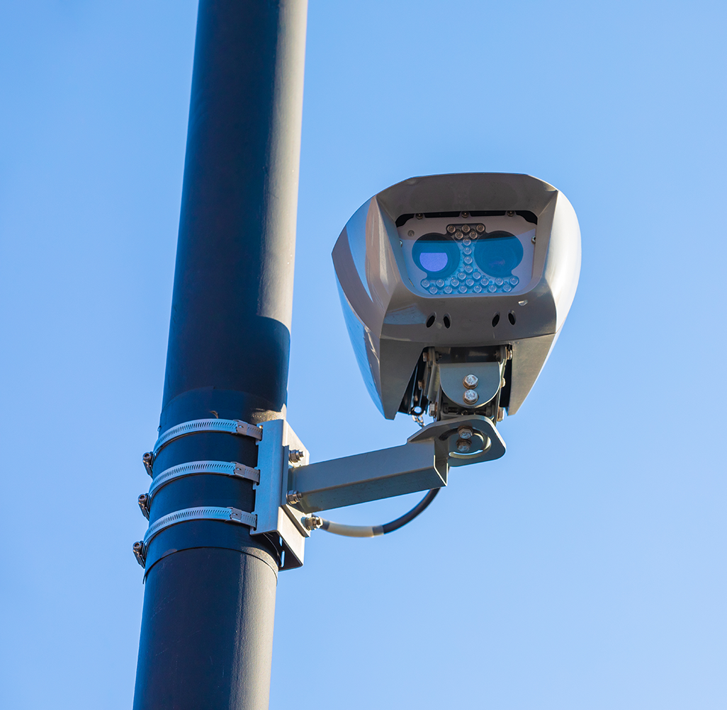 Une caméra de surveillance accrochée à un poteau