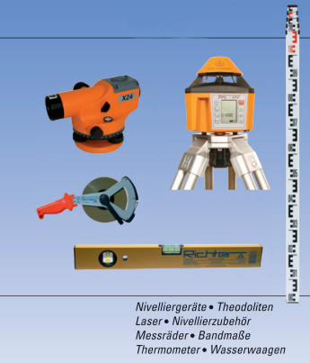 Eine Auswahl an Vermessungsgeräten, darunter ein Nivelliergerät, ein Laser-Nivelliergerät, ein Messrad, eine Wasserwaage und eine Messlatte.