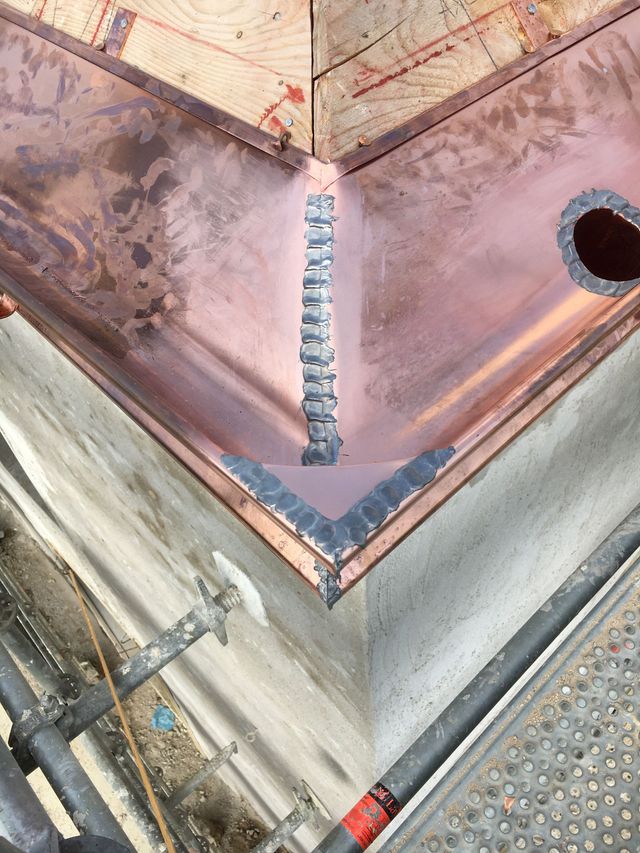 Coin métallique rouillé avec une soudure verticale