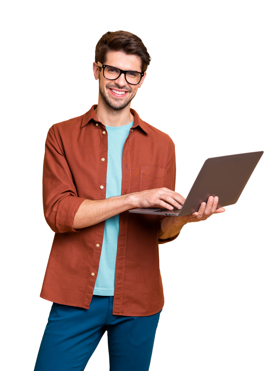Un homme debout tient son ordinateur portable