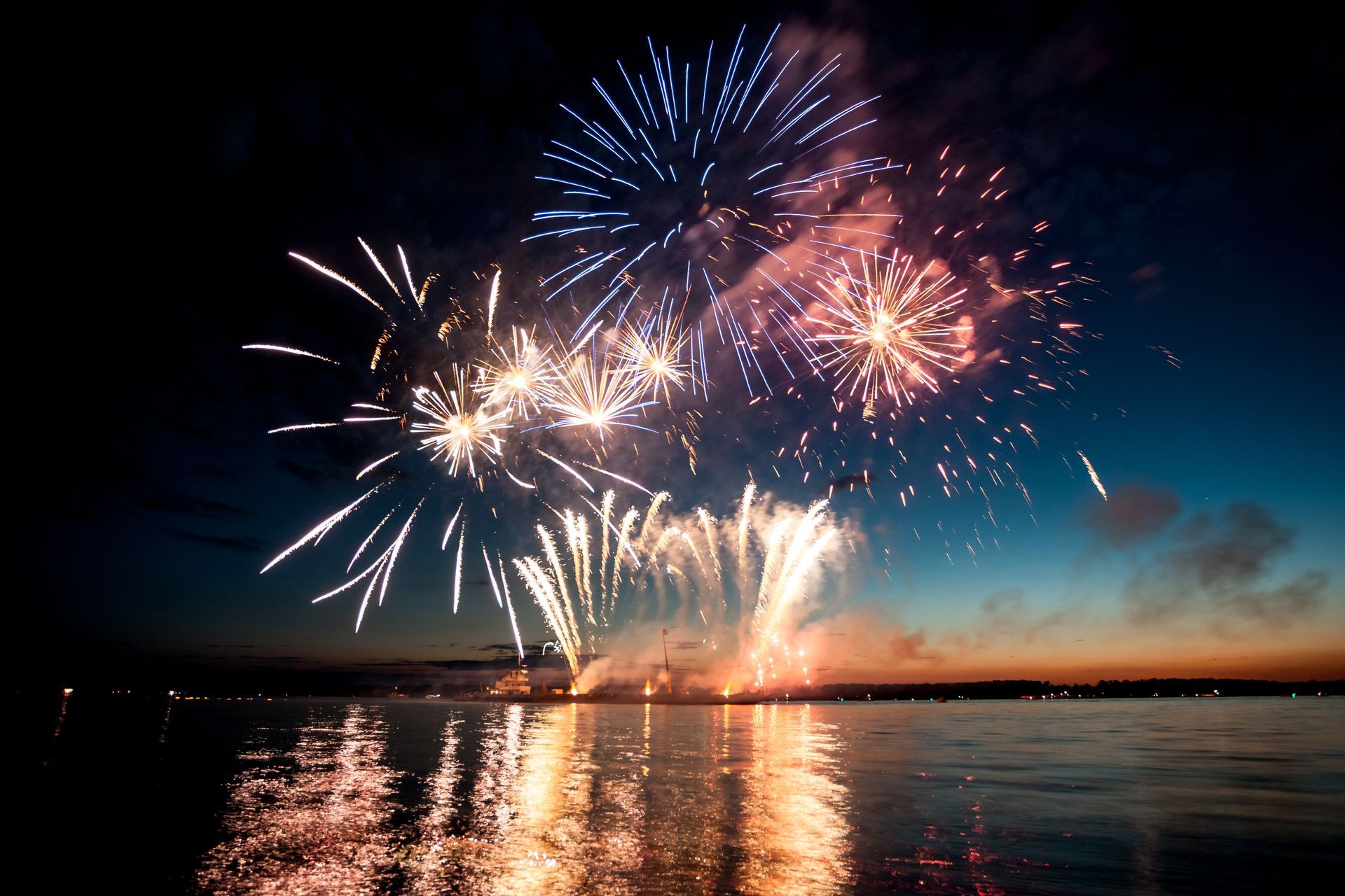 Un feu d'artifice au dessur d'un lac