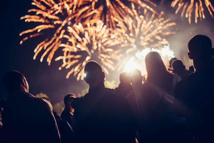 Une foule regarde un feu d'artifice