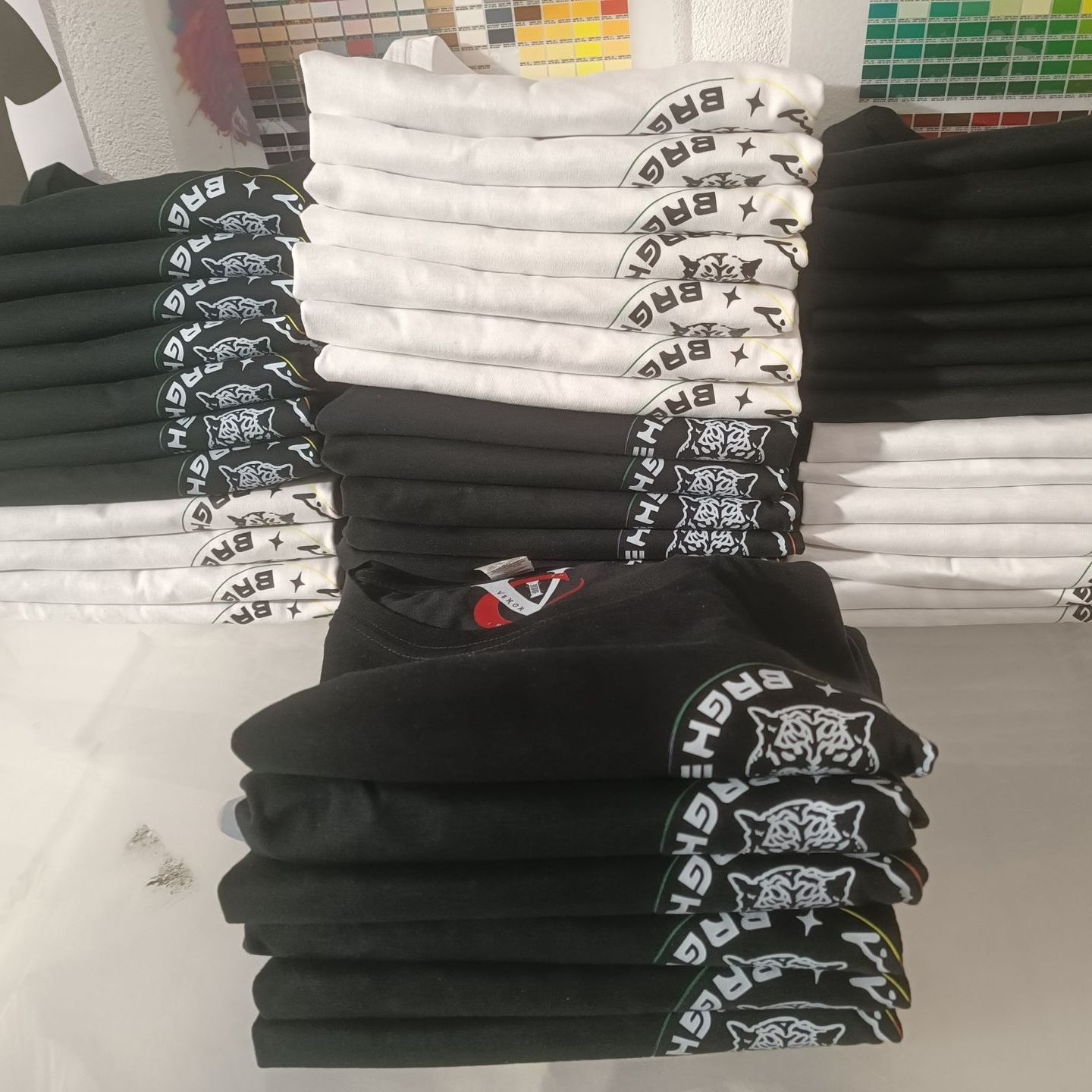 Des piles de t-shirts noirs et blancs
