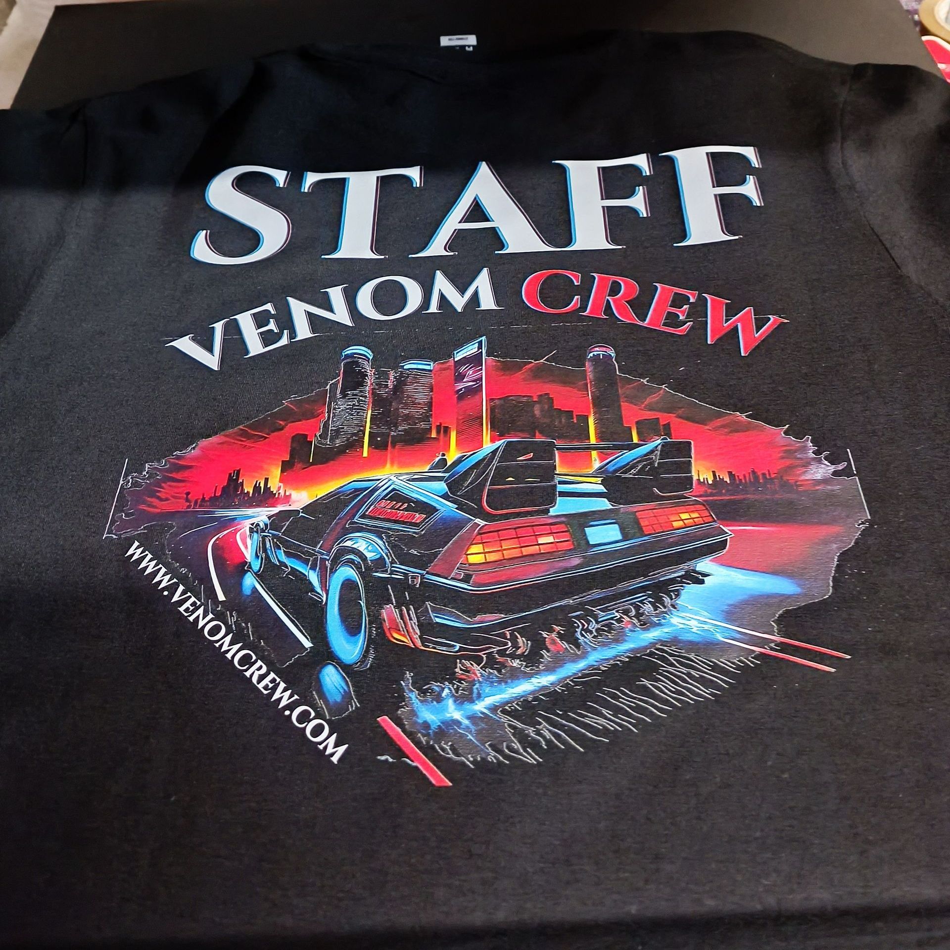 Un t-shirt floqué avec une voiture