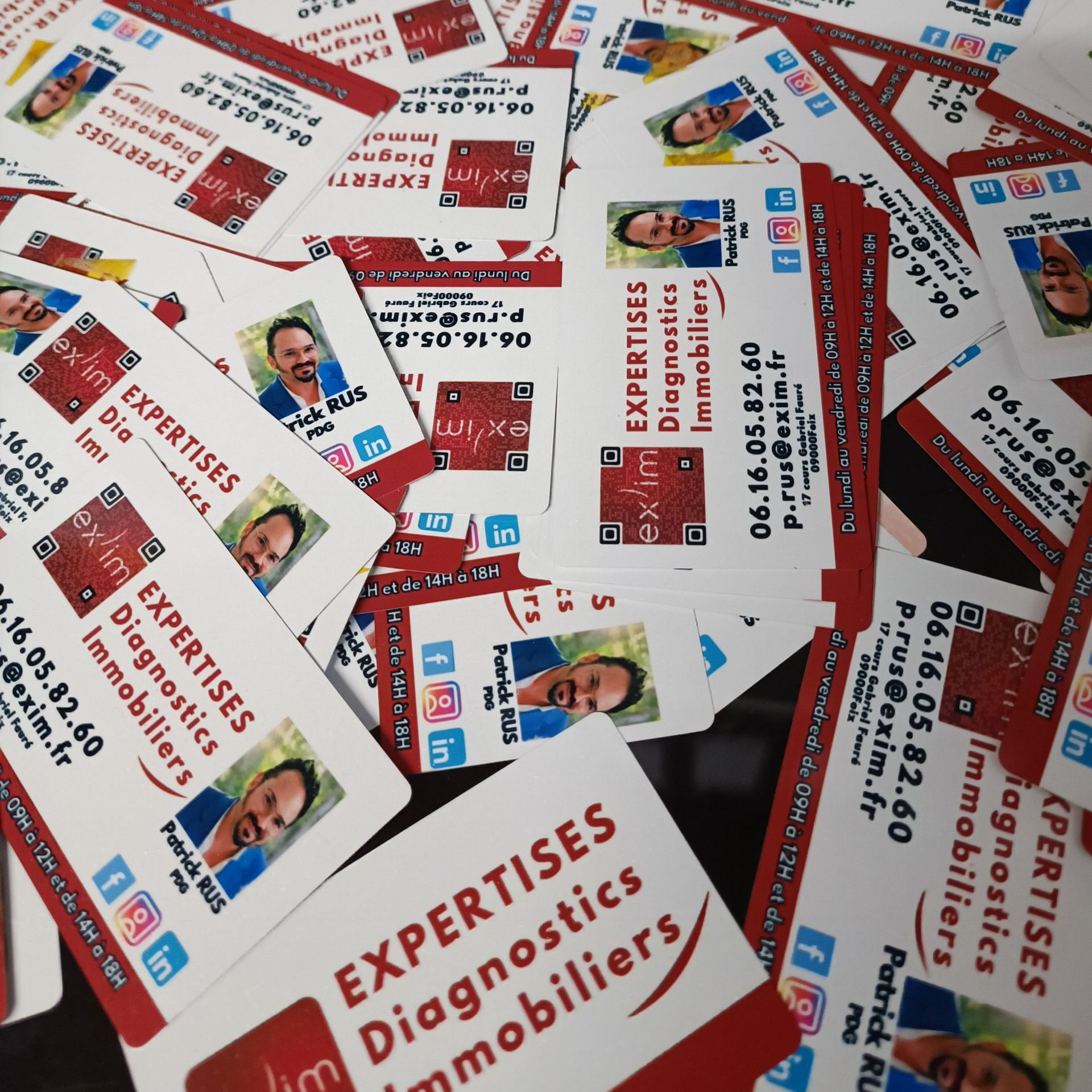 Des cartes de visite rouges et blanches