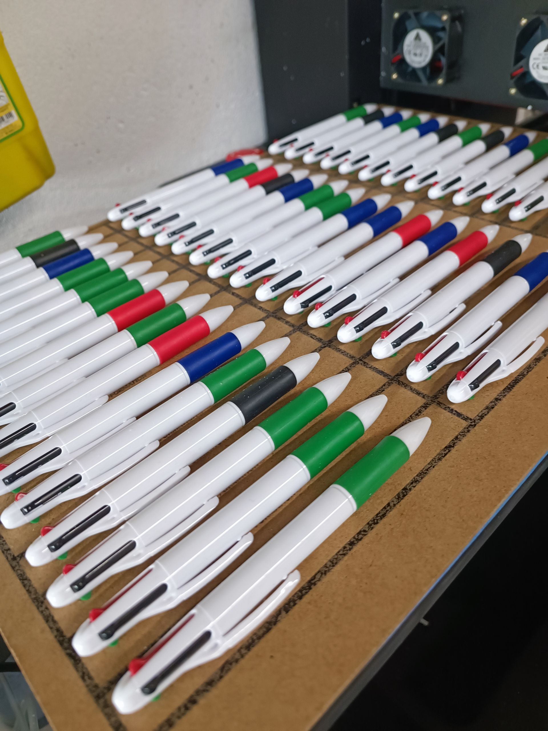 Plein de stylos 4 couleurs