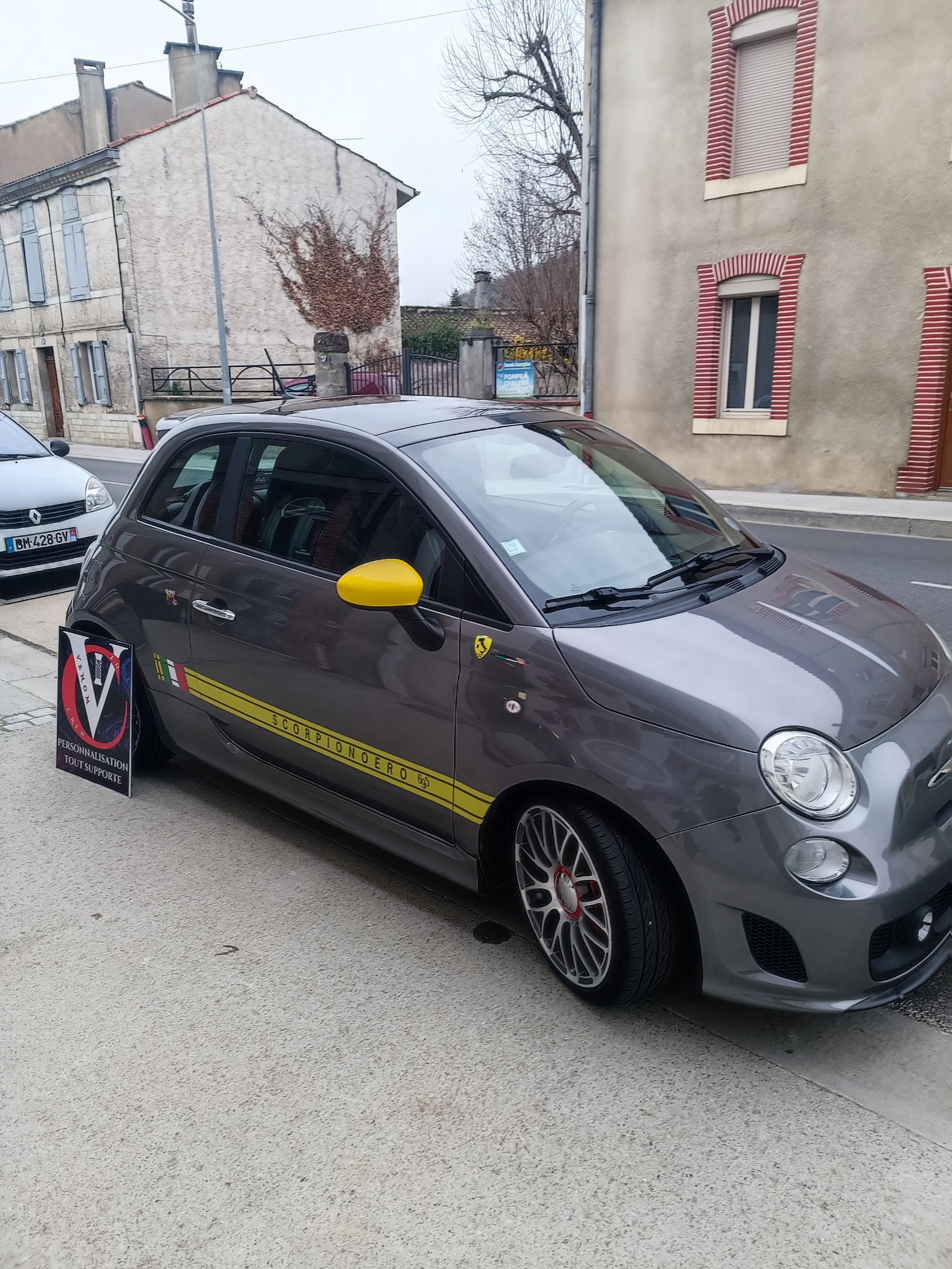 Voiture grise floquée en jaune