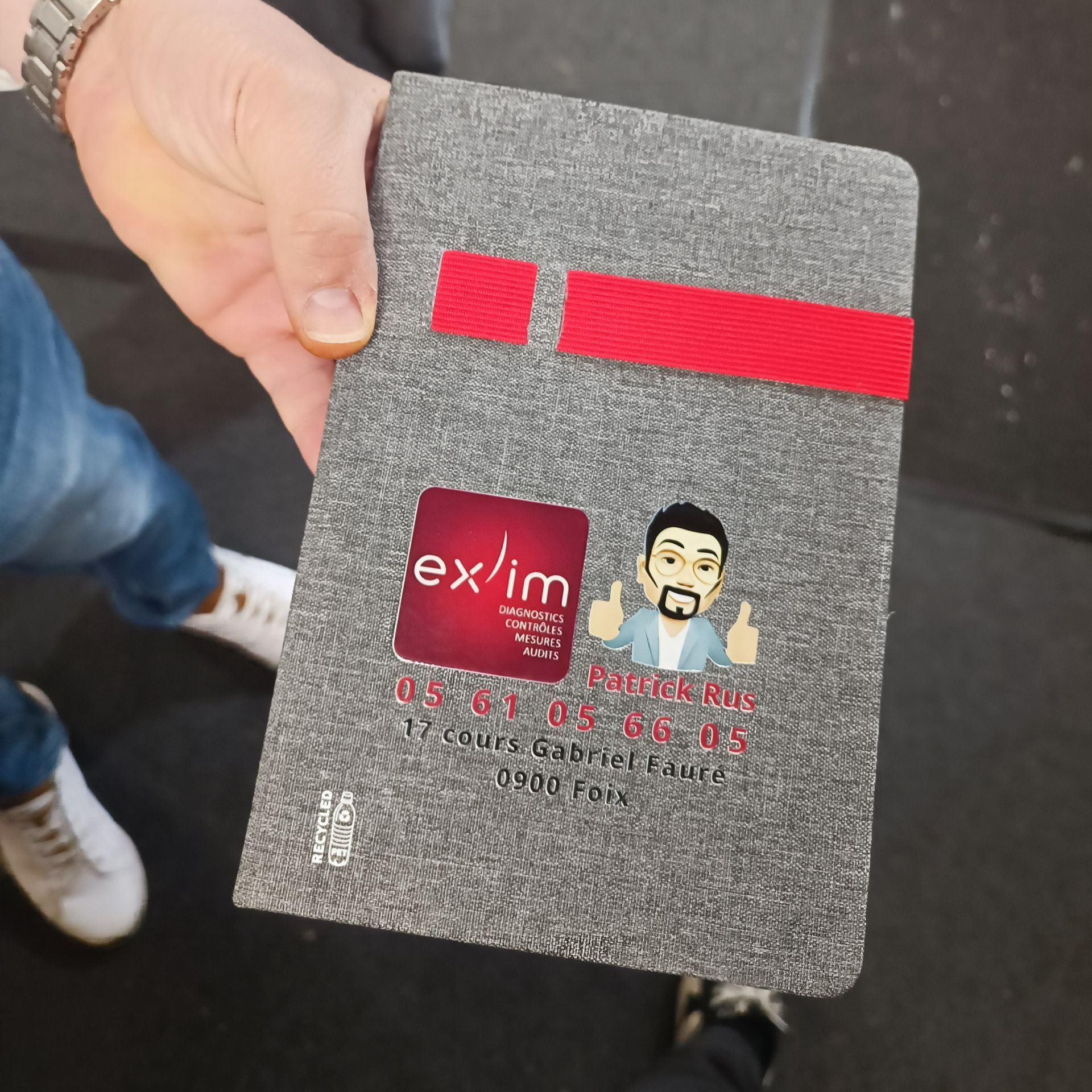 Un carnet aux couleurs et logo d'une entreprise