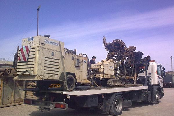 Una grúa con una máquina en la parte trasera