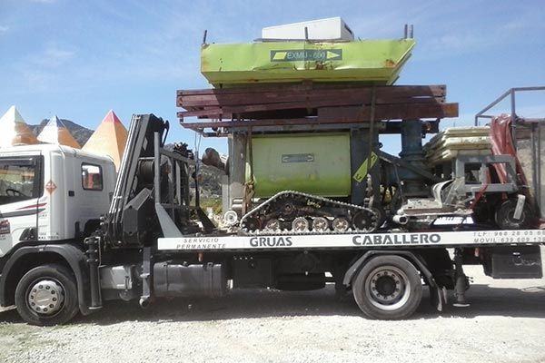 Una grúa con un tractor en la parte trasera