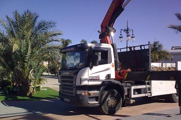 Un camión blanco con la palabra Scania en el frente.