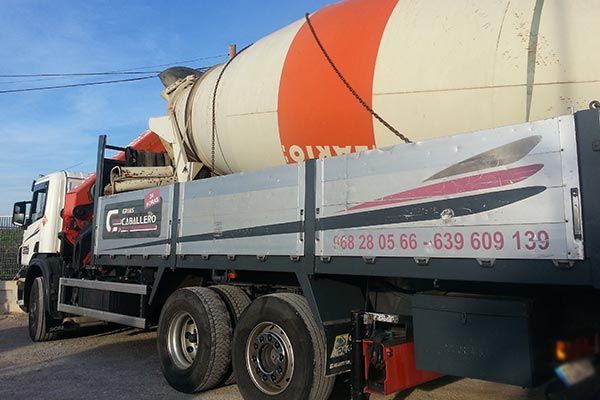 Una hormigonera está en la parte trasera de un camión