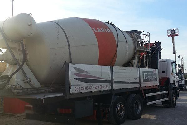 Un camión hormigonera está estacionado al costado de la carretera.
