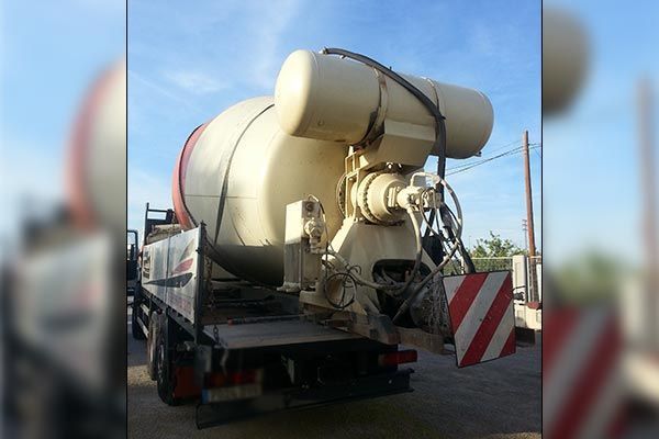 Un camión hormigonera está estacionado en un estacionamiento