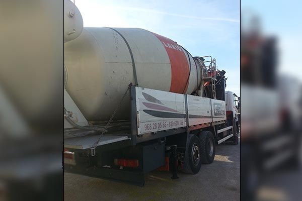 Un camión hormigonera está estacionado al costado de la carretera.