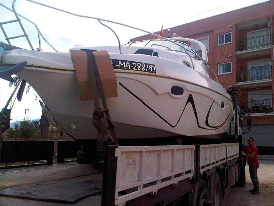 Un barco blanco con una matrícula que dice ma-728247