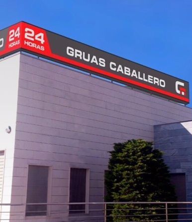 Un edificio con un cartel que dice gruas caballero