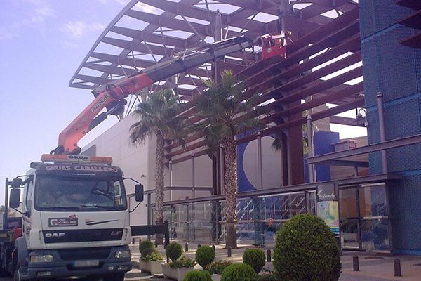 Un camión DAF está estacionado frente a un edificio.