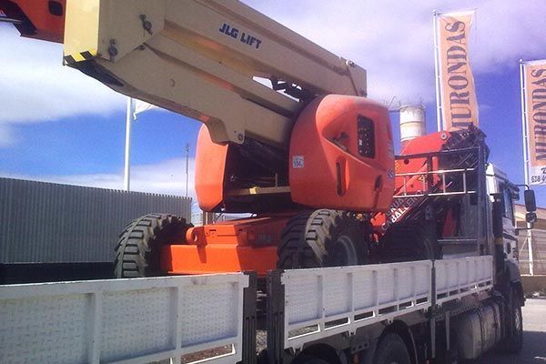 Un elevador Jlg está en la parte trasera de un camión.