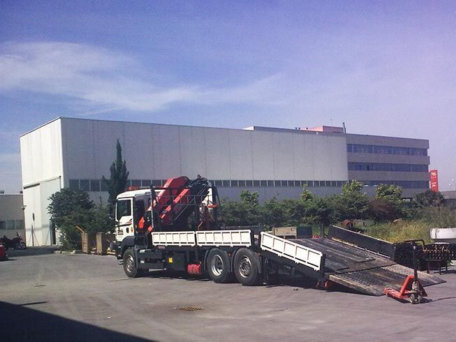 Un camión está estacionado frente a un gran edificio.