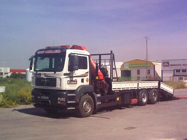 Un camión de reparto está estacionado en un estacionamiento.