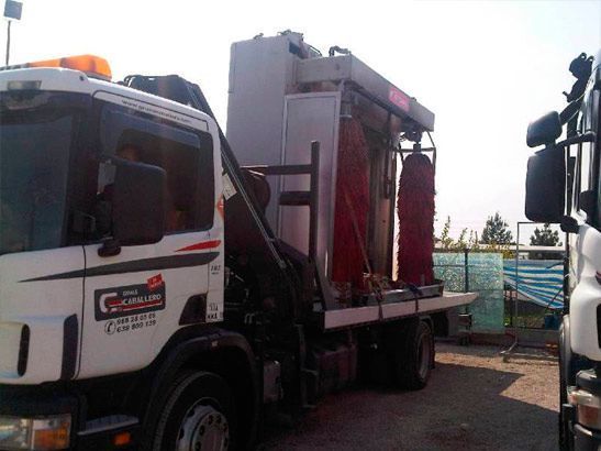 Un camión blanco con la letra g en el costado