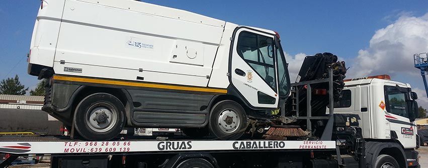 Una grúa con una aspiradora en la parte trasera.