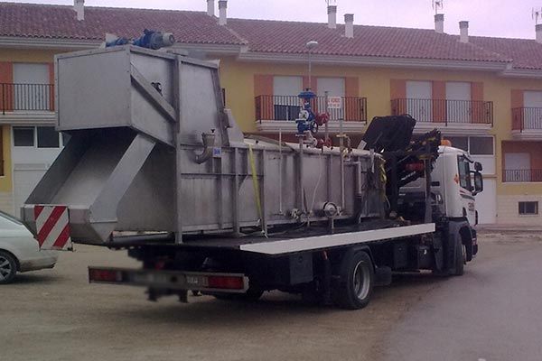 Un camión con un contenedor grande en la parte trasera.