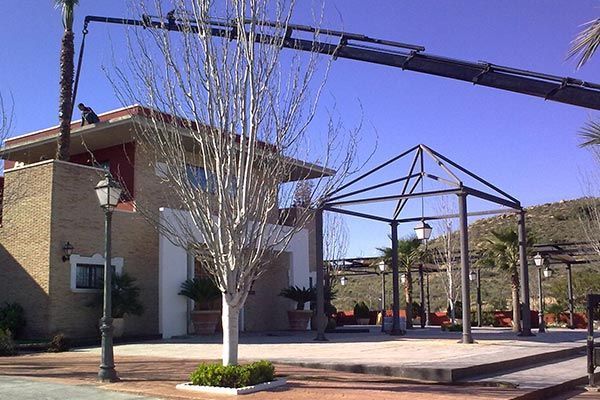 Se está utilizando una grúa para construir una estructura frente a una casa.