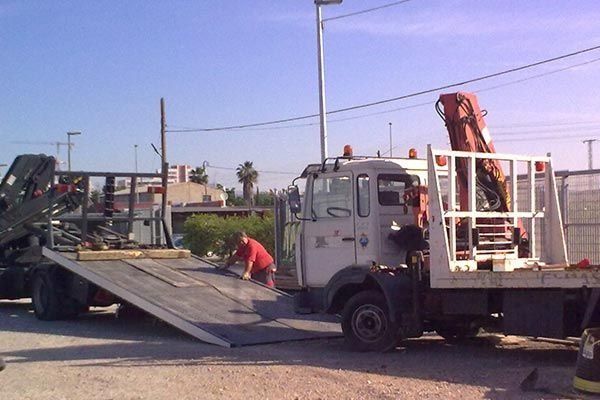 Una grúa con una grúa acoplada