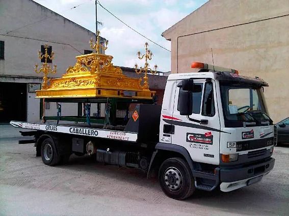 Una grúa está estacionada frente a un edificio