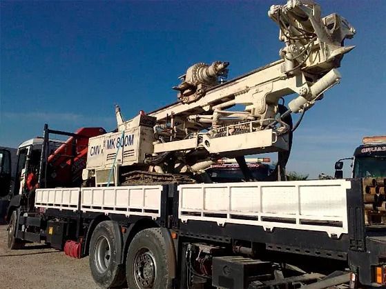 Una gran máquina está sentada en la parte trasera de un camión.