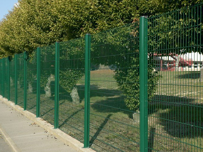 Installation de clôture rigide