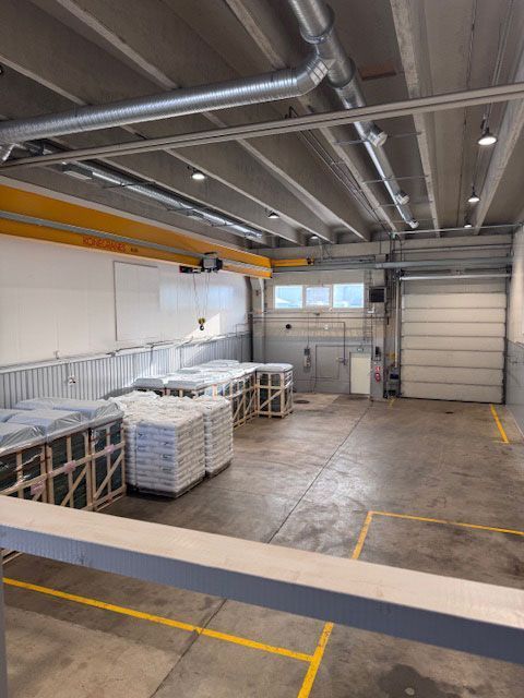 Varaston sisustus paketteineen, siltanostureineen ja autotallin ovineen.