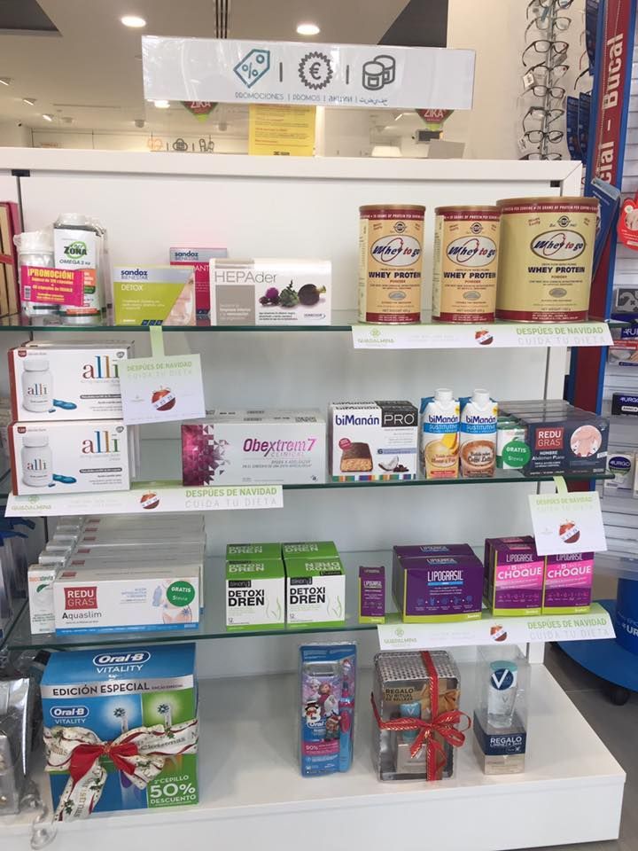 Un estante en una farmacia con muchos productos.