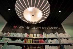 Una tienda con un cartel que dice dermocosmética.